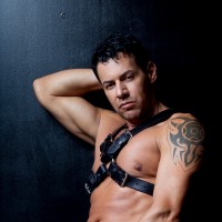 Kristian Alvarez in leather pants - Picture 15
