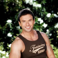 Muscle man posing by the pool - Picture 1