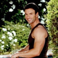Muscle man posing by the pool - Picture 2
