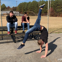 An acrobatic threesome - Picture 10