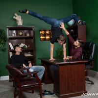 An acrobatic threesome - Picture 12