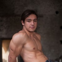 Fabrizio shows his skin - Picture 1