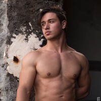 Fabrizio shows his skin - Picture 12