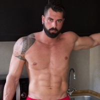 Gennaro flaunts his body - Picture 2