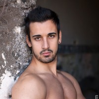 Roberto strokes himself - Picture 2