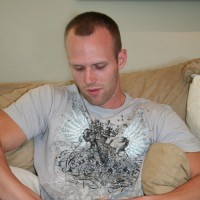 Luke Stone shows his skin - Picture 2