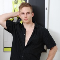 Jeremy exposes his hard cock - Picture 2