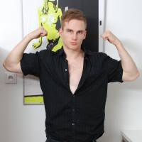 Jeremy exposes his hard cock - Picture 3
