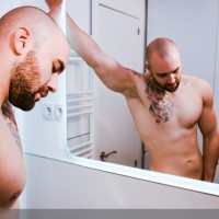 Axel Garcia in the shower - Picture 5
