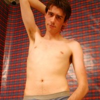 Skinny twink posing nude - Picture 4