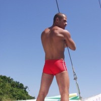 Sexy jock reveals his body - Picture 1