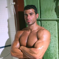 Gustavo Levu reveals his erection - Picture 1