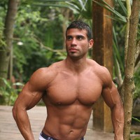 Gustavo Levu reveals his erection - Picture 15