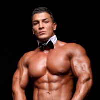 Omar Fabrouk shows off his abs - Picture 1