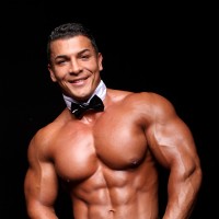 Omar Fabrouk shows off his abs - Picture 2