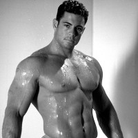 Ron Royce exposes his muscles - Picture 8
