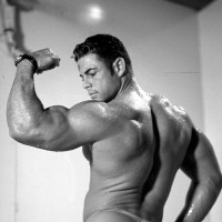 Ron Royce exposes his muscles - Picture 10