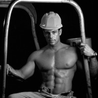 Ron Royce exposes his muscles - Picture 11
