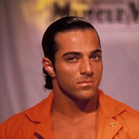 Michael Anthony undresses - Picture 2