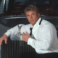 Mark Dalton undresses in the garage - Picture 1
