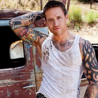 Jordan Levine jerks it outside - Picture 3