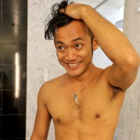 Vino Rainz take a hot soapy bath - Picture 1