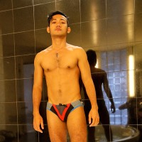 Vino Rainz take a hot soapy bath - Picture 3