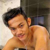 Vino Rainz take a hot soapy bath - Picture 4