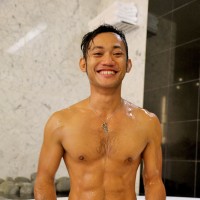 Vino Rainz take a hot soapy bath - Picture 10