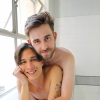 Eddie and Andy in the bubble bath - Picture 6