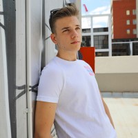 Connor Peters naked and wet on the roof - Picture 2