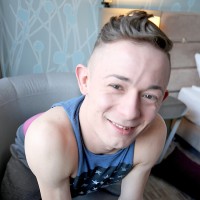 Justin Evans undresses - Picture 2