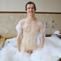 Brad Hunter posing nude in the tub - Picture 4