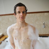 Brad Hunter posing nude in the tub - Picture 3