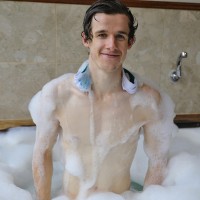 Brad Hunter posing nude in the tub - Picture 15