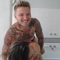 Andy Samuel and Sarpa Van Rider in the bathroom - Picture 19