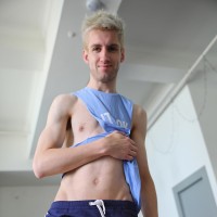 Rick Dalton posing naked - Picture 1