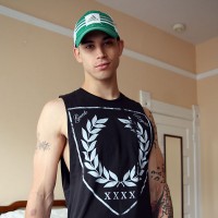 Tattooed stud shows his abs - Picture 2