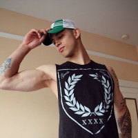 Tattooed stud shows his abs - Picture 3