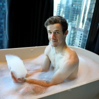 Bath time with Brad Hunter - Picture 1
