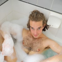 Reece in the tub - Picture 14