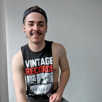 Noah Kelly posing naked - Picture 1