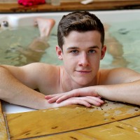 Brad Hunter in the tub - Picture 7