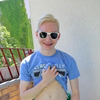 Ethan Czar stokes his dick - Picture 2