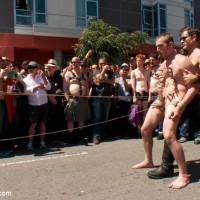Naked, tied up and zippered - Picture 5