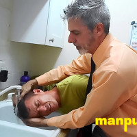Richard Lennox washes Jeff Drizzle’s hair - Picture 3