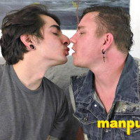 Hot gay kissing with Johnny & Leo - Picture 1