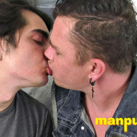 Hot gay kissing with Johnny & Leo - Picture 2