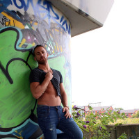 Logan Moore shows his hard cock - Picture 2