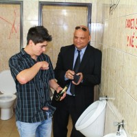Drunk guy fucks in the toilet for money - Picture 9
